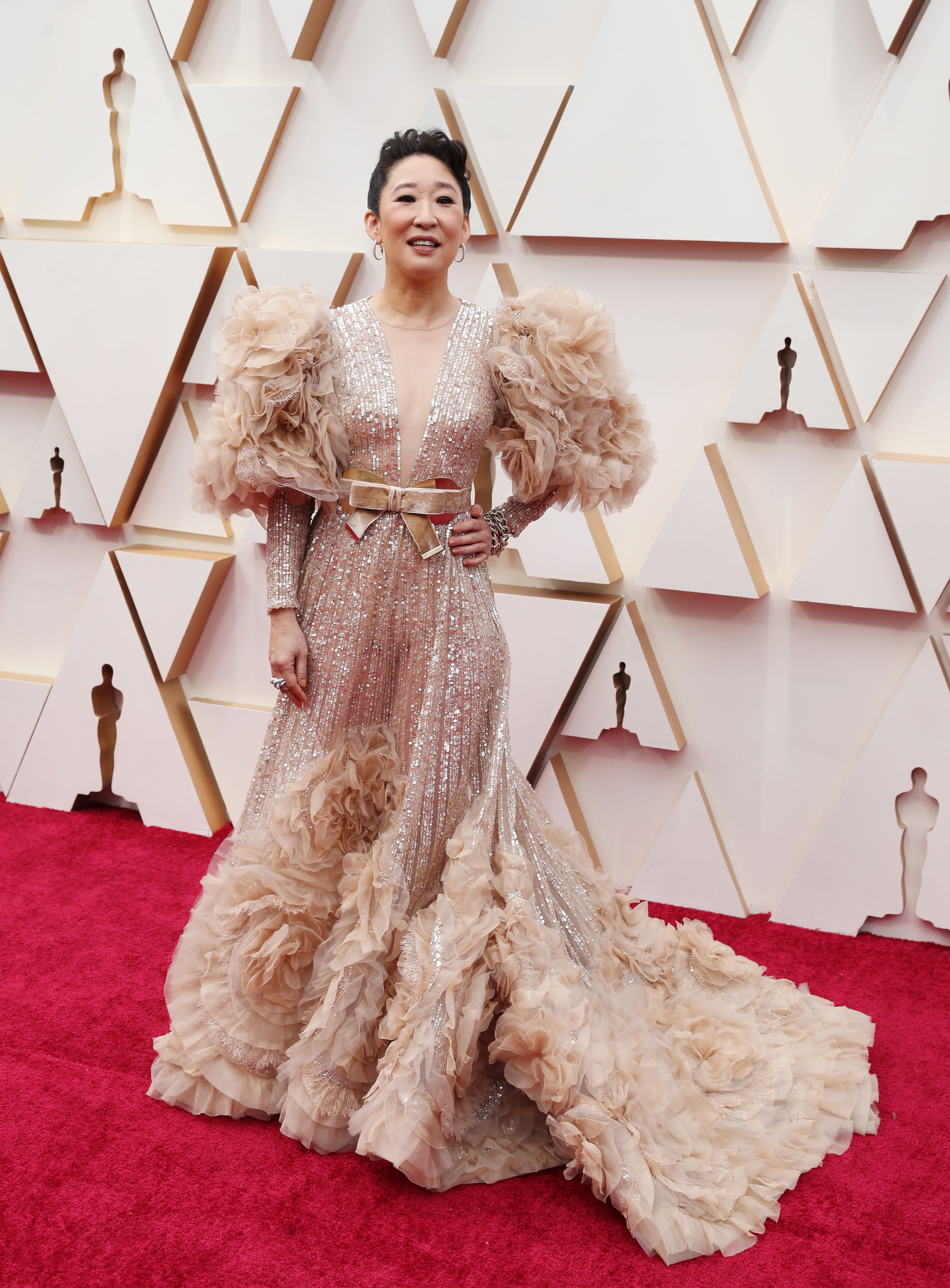Sandra Oh jugó mal sus cartas, a pesar de haber elegido a Elie Saab, una apuesta infalible para la alfombra roja. No le favorecía ni el color nude a su piel, ni los detalles XL a su menuda silueta.