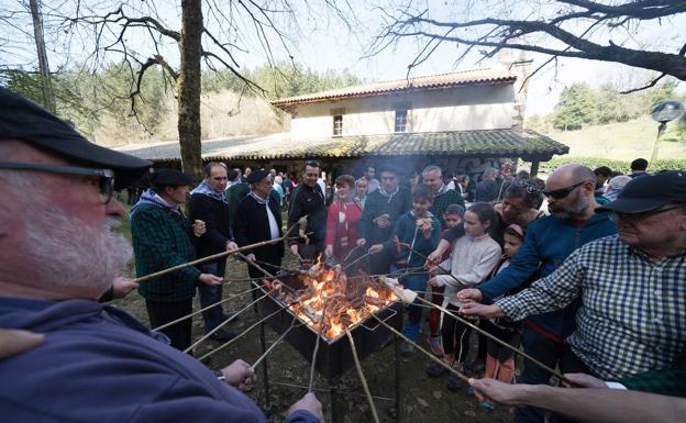 El ritual inclye asar los productos del cerdo en el fuego pinchados en un palo. E.C.