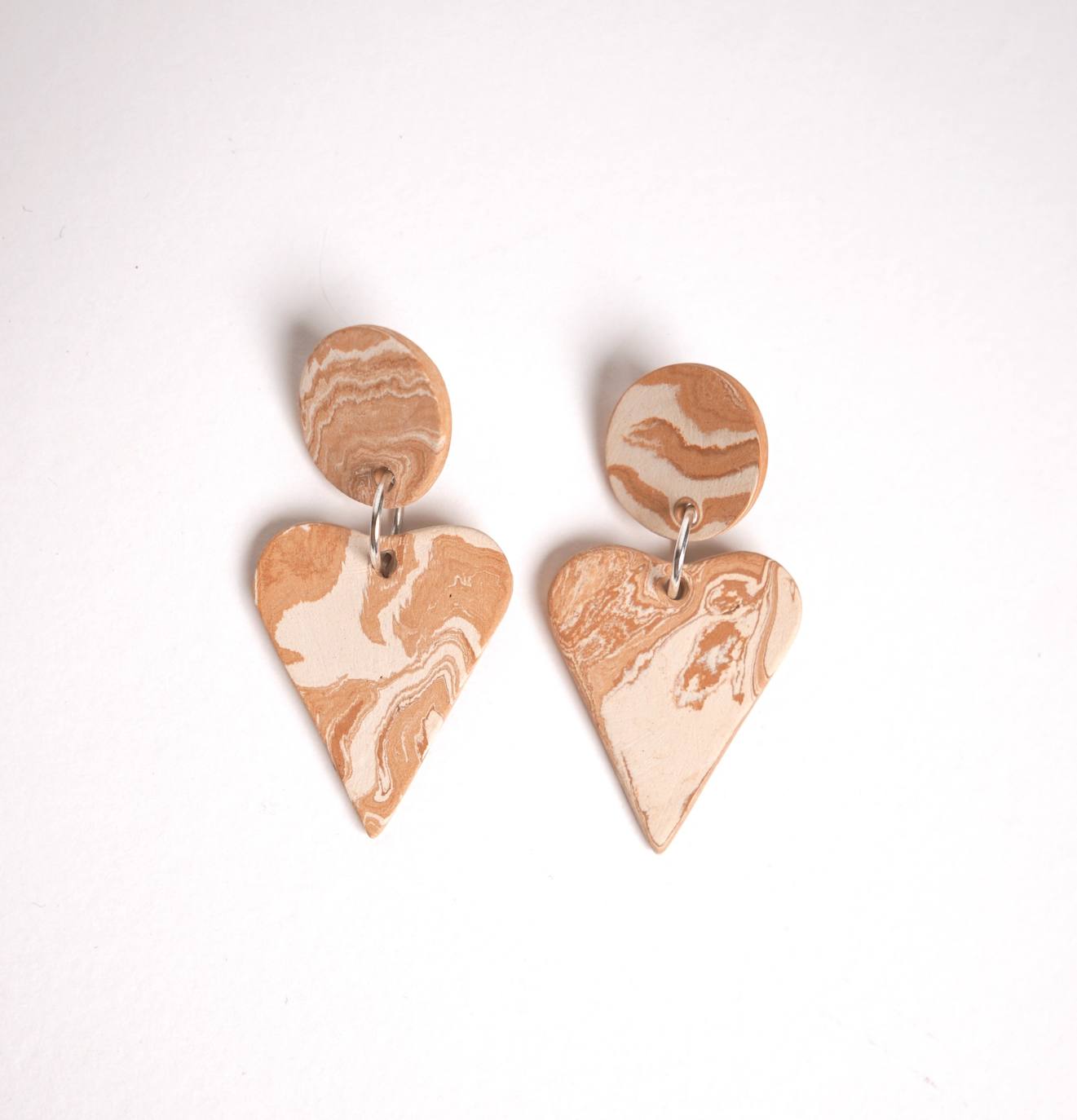 9.Estos pendientes de cerámica son muy apropiados para lucir el día de San Valentín. ¡Será amor a primera vista! Son de la firma vizcaína Kéyah y tienen un precio de 23 euros. Además, estas piezas hechas a mano están disponibles en dos tonalidades: en tierra y gris. 