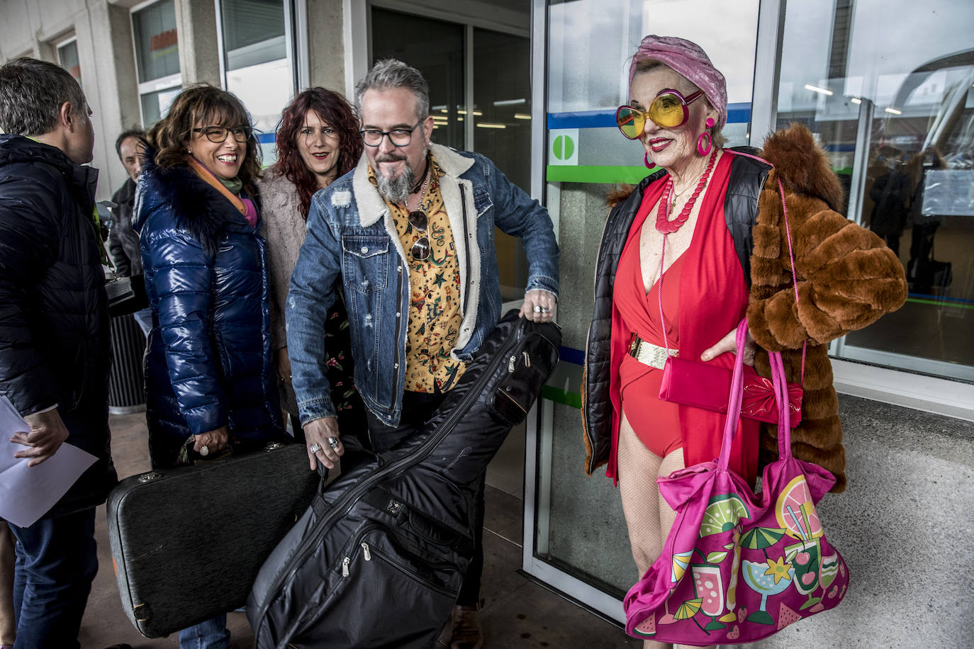 Pilar Lloves, Alicia Mesanza, Ismael Gómez de Segura y la actriz Victoria Aparicio, de Ortzai, recién llegados a la terminal de Foronda.