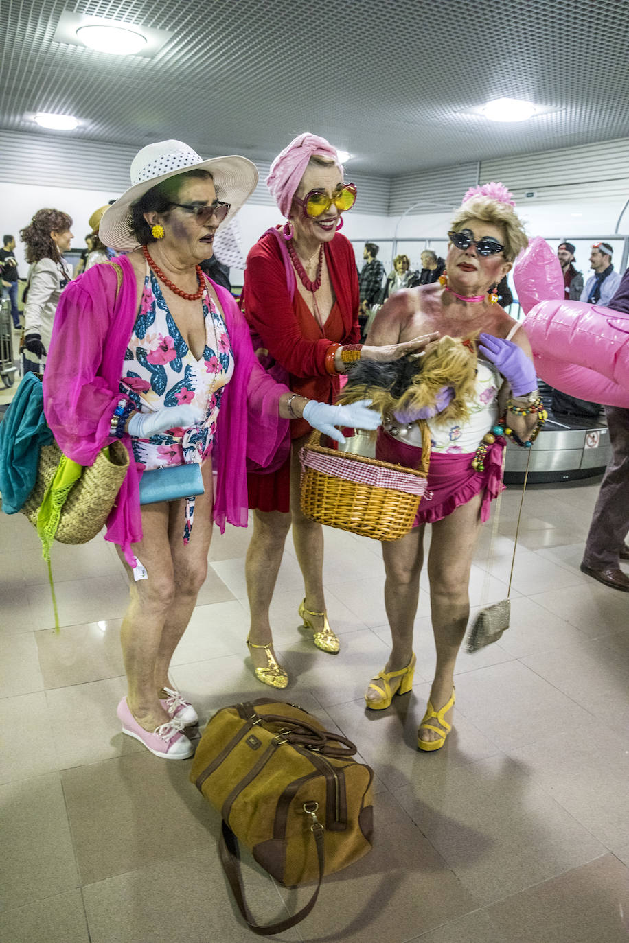 Raquel Vélez, Victoria Aparicio y Paquita Quincoces, actrices de Ortzai, lucieron sus glamurosos 'outfits' durante la sesión fotográfica.