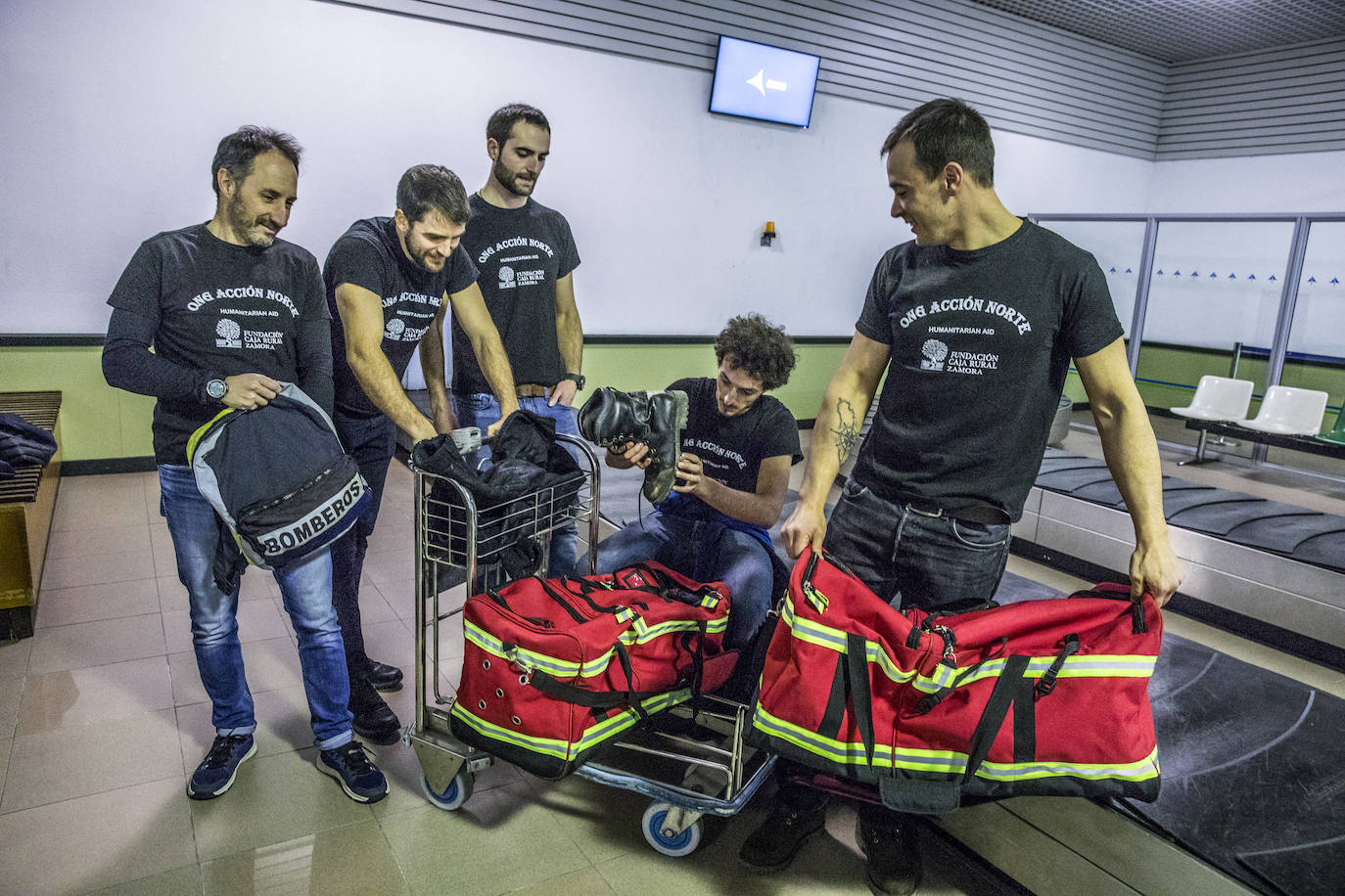 Los bomberos Juan Carlos Delgado, Mikel Mardones, Ibai Navidad, Roberto Ogueta y Héctor Pérez, de la ONG Acción Norte, revisan su voluminoso equipaje.