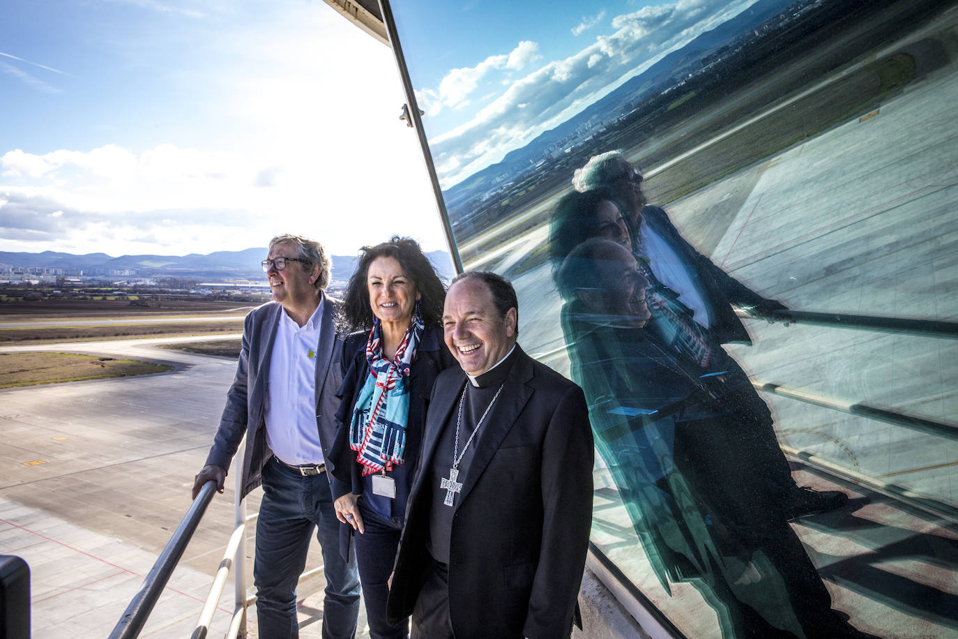 Pedro Elosegi, Yolanda Berasategui y Juan Carlos Elizalde disfrutan de las vistas en el exterior de la torre. 