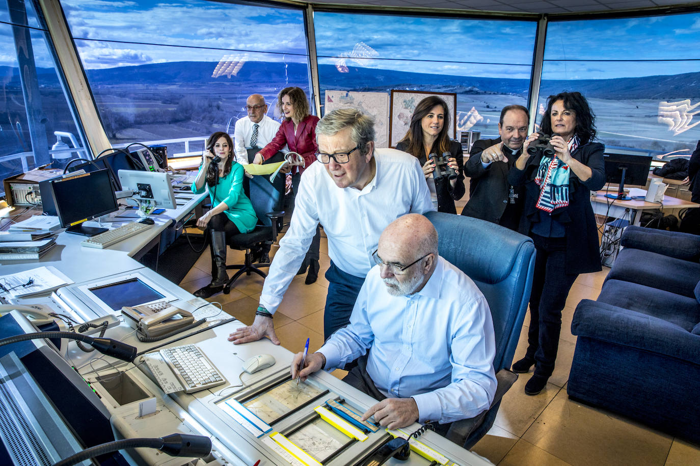 Los representantes institucionales conocieron cómo se trabaja en la torre de control de Foronda.