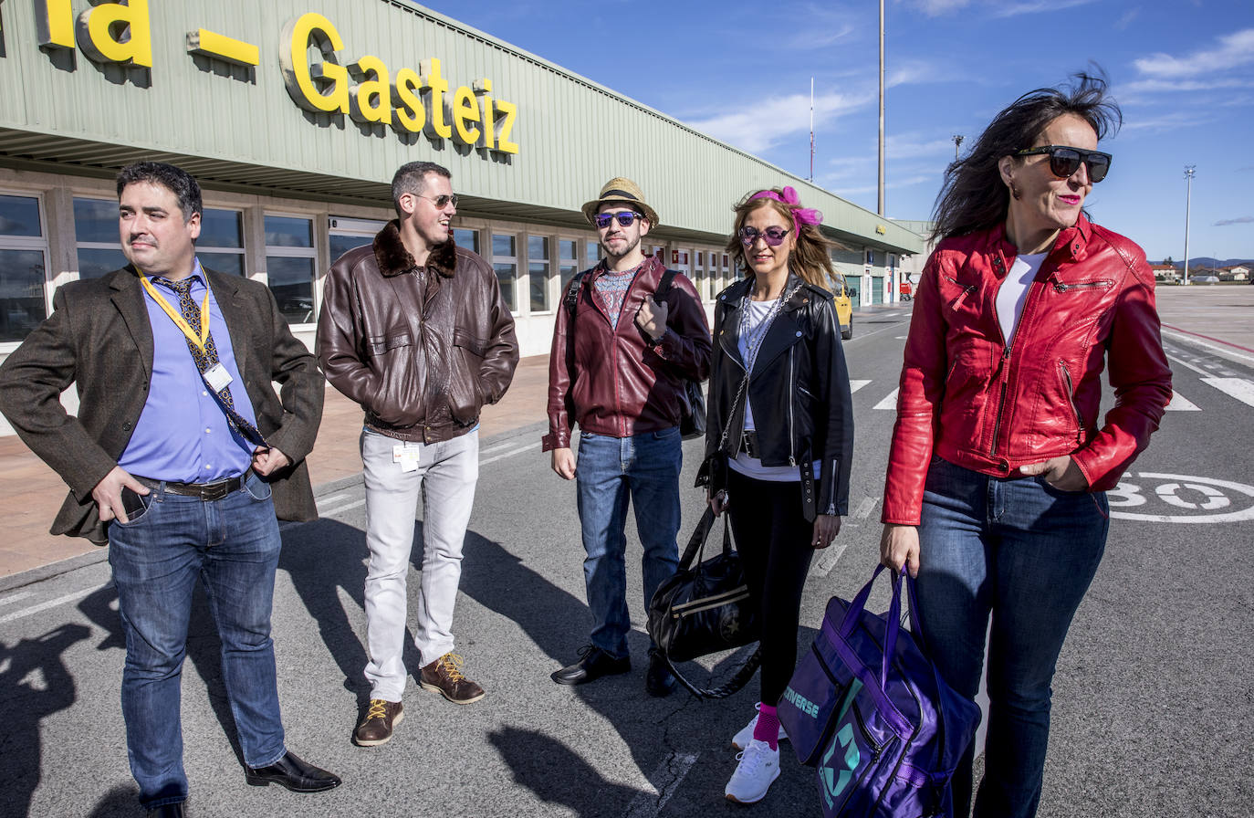 Los participantes en el reportaje acudieron con sus equipajes de los años 80. 