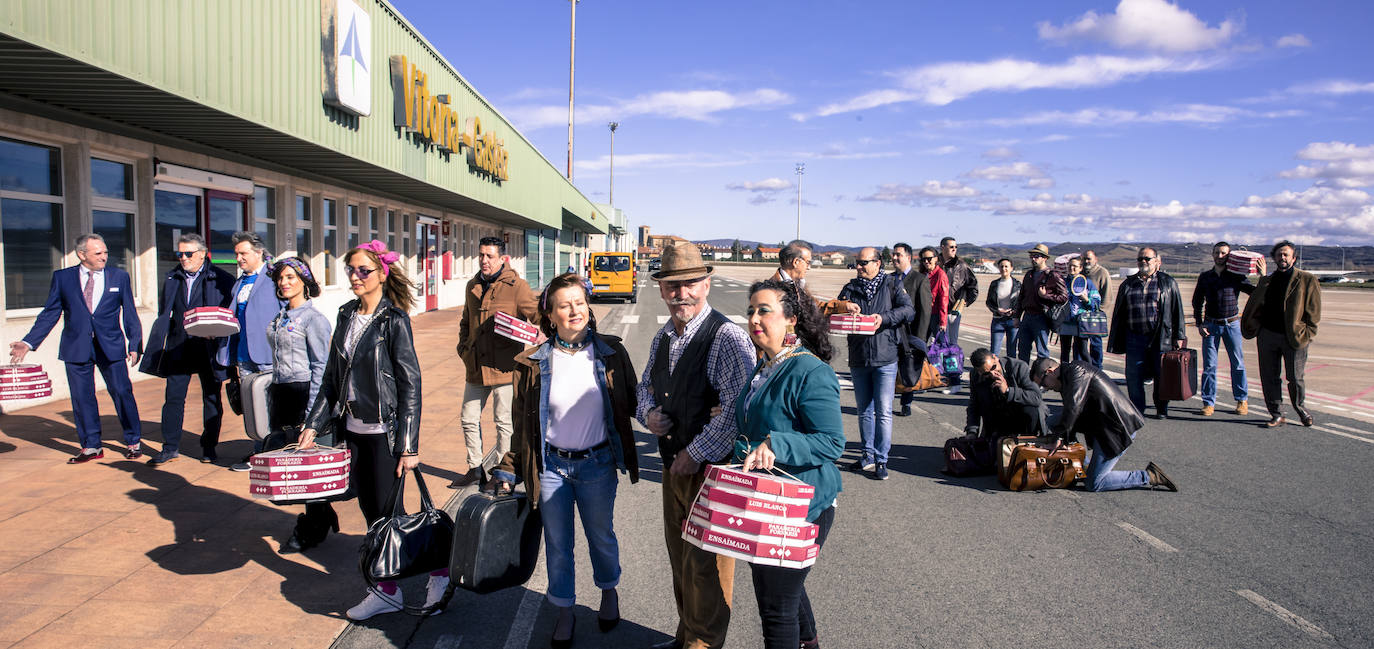 Los pasajeros se dirigen a la terminal, con sus maletas y con las típicas ensaimadas mallorquinas. 