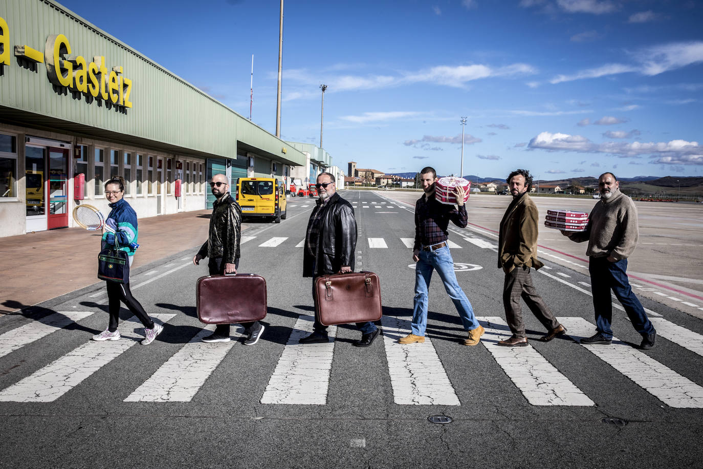 Mónica Quintela, Diego Ortiz de Zárate, Eduardo Zapatería, Asier Kidam, Jon Oscoz, Miguel Ángel emulan la mítica foto de The Beatles en Abbey Road.