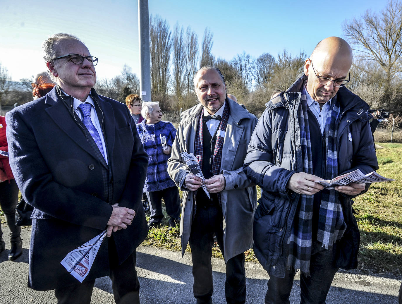 Fernando Pérez, Javier Ortega y José Antonio Yela, con los aviones de papel.