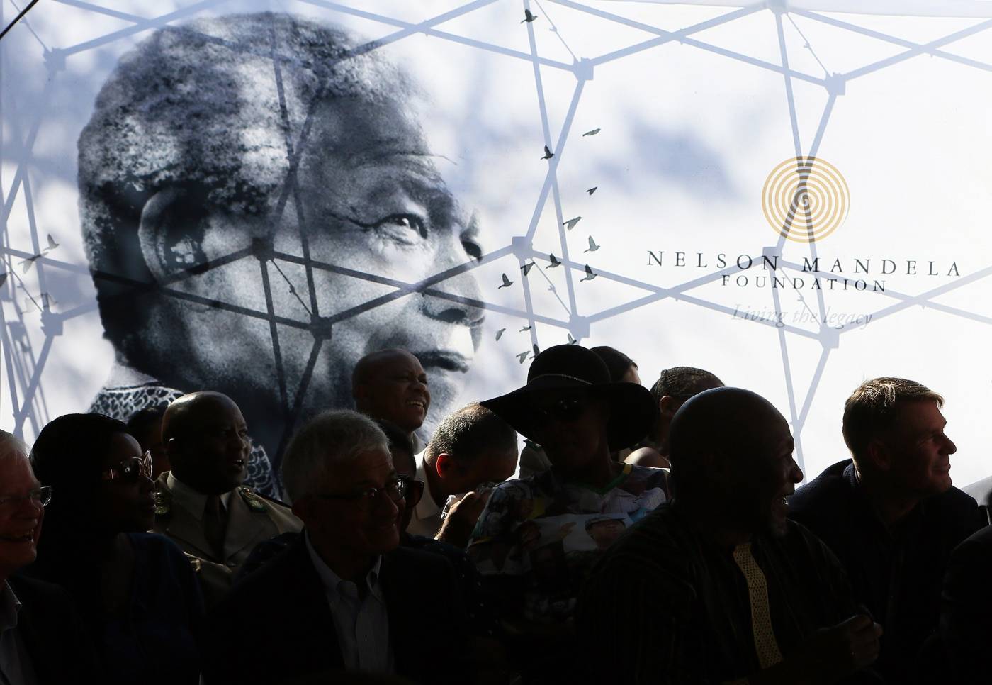 Varias personas asisten al homenaje por el 30 aniversario de la liberación de Nelson Mandela en las inmediaciones de la antigua prisión Victor Verster en Ciudad del Cabo, Sudáfrica. 