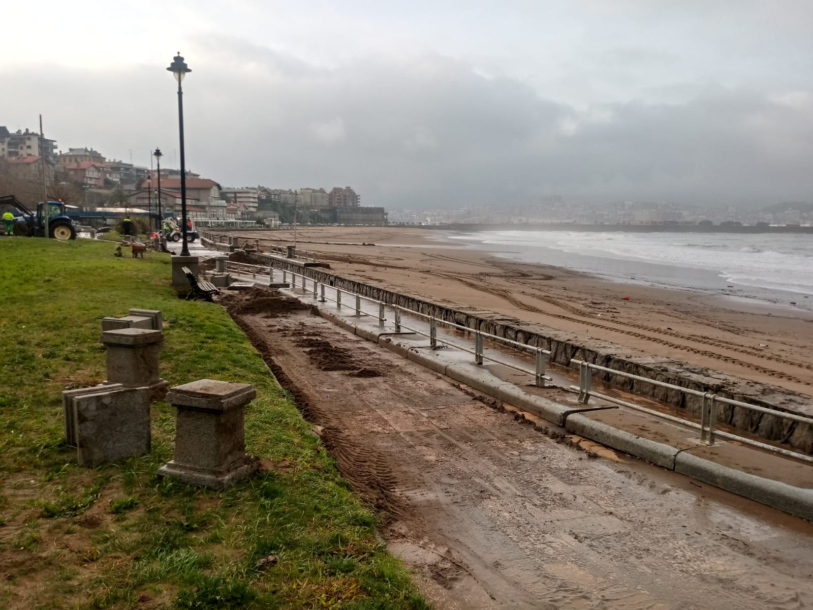 Destrozos causados por las olas en Ereaga.