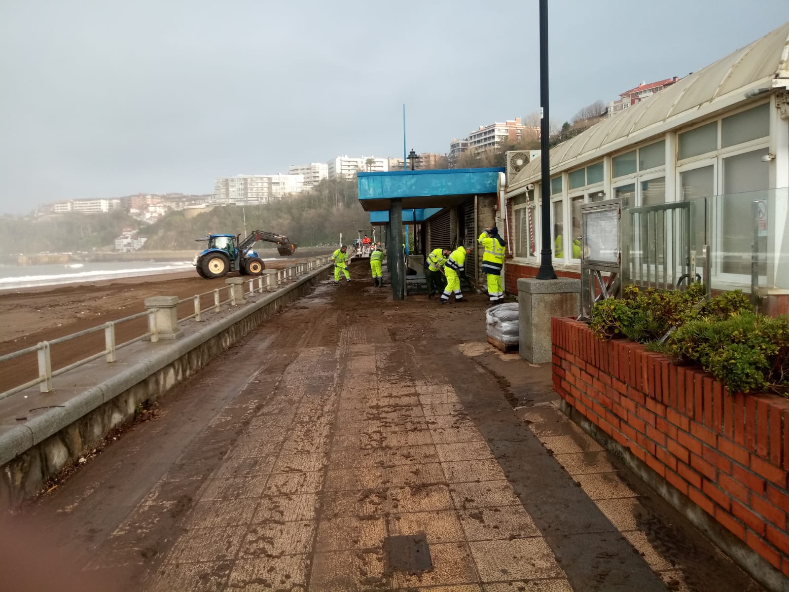 Destrozos causados por las olas en Ereaga.