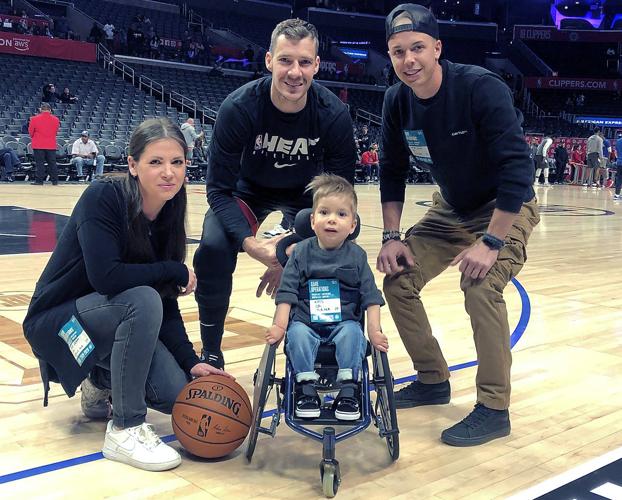 El exbaskonista Goran Dragic, la semana pasada con el pequeño Kris y sus padres en Los Angeles.