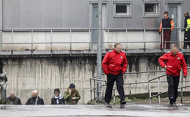 Agentes de la Ertzaintza, en el exterior de la planta de biocompost de Júndiz.