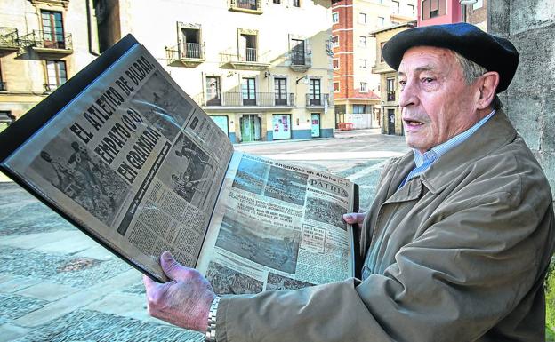 Ramón Barrenetxea con un recorte de prensa de un duelo entre Athletic y Granada. Abajo, se señala en una foto del Granada.