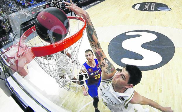 Gabriel Deck machaca el aro ante la mirada de Víctor Claver en un Barcelona-Real Madrid.