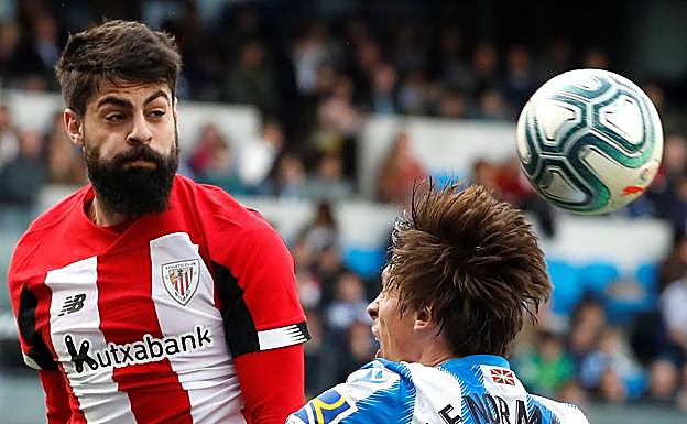 Villalibre disputa un balón con el defensa de la Real Sociedad.