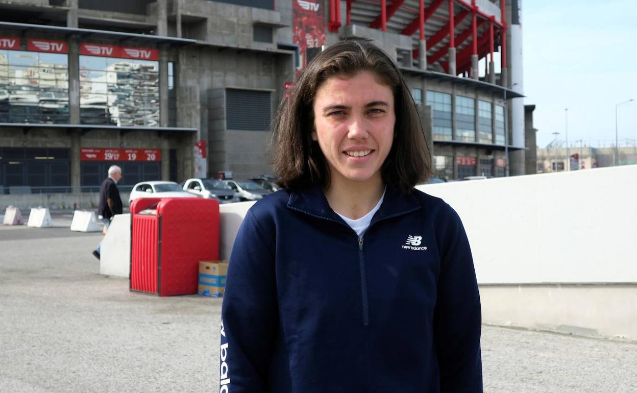 La futbolista gallega entrena por la mañana y se saca la carrera de Químicas por la tarde. 