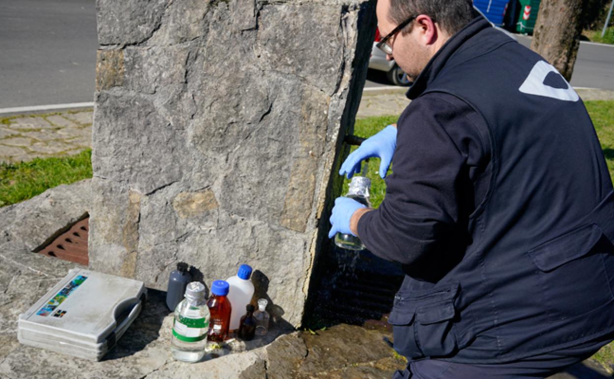 Un técnico del Consorcio de aguas toma muestras de calidad en la fuente del barrio de Eizaga de Zaldibar. 