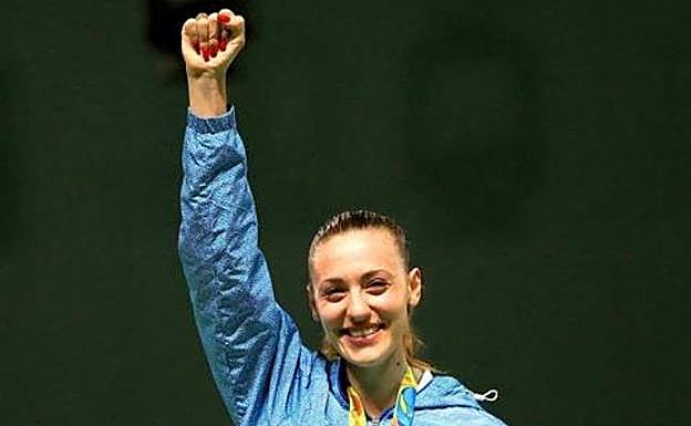 Celebrando una de las dos medallas que logró colgarse en los Juegos de Río. 