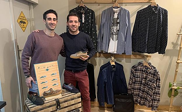 Borja Subiza y Sergio Vara muestran algunos modelos de las zapatillas.