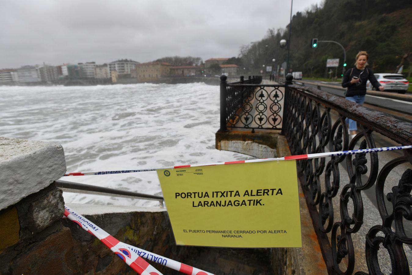 >En Gipuzkoa, localidades costeras como Donostia y Zarautz se blindan ante el fuerte oleaje. Imagen de este lunes.