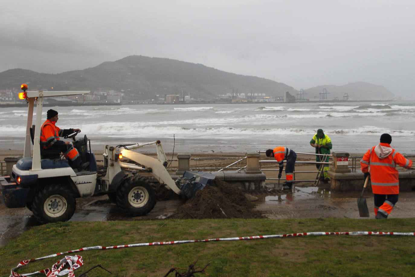 Desperfectos en el paseo de la Playa de Ereaga a causa del temporal de olas, este martes.