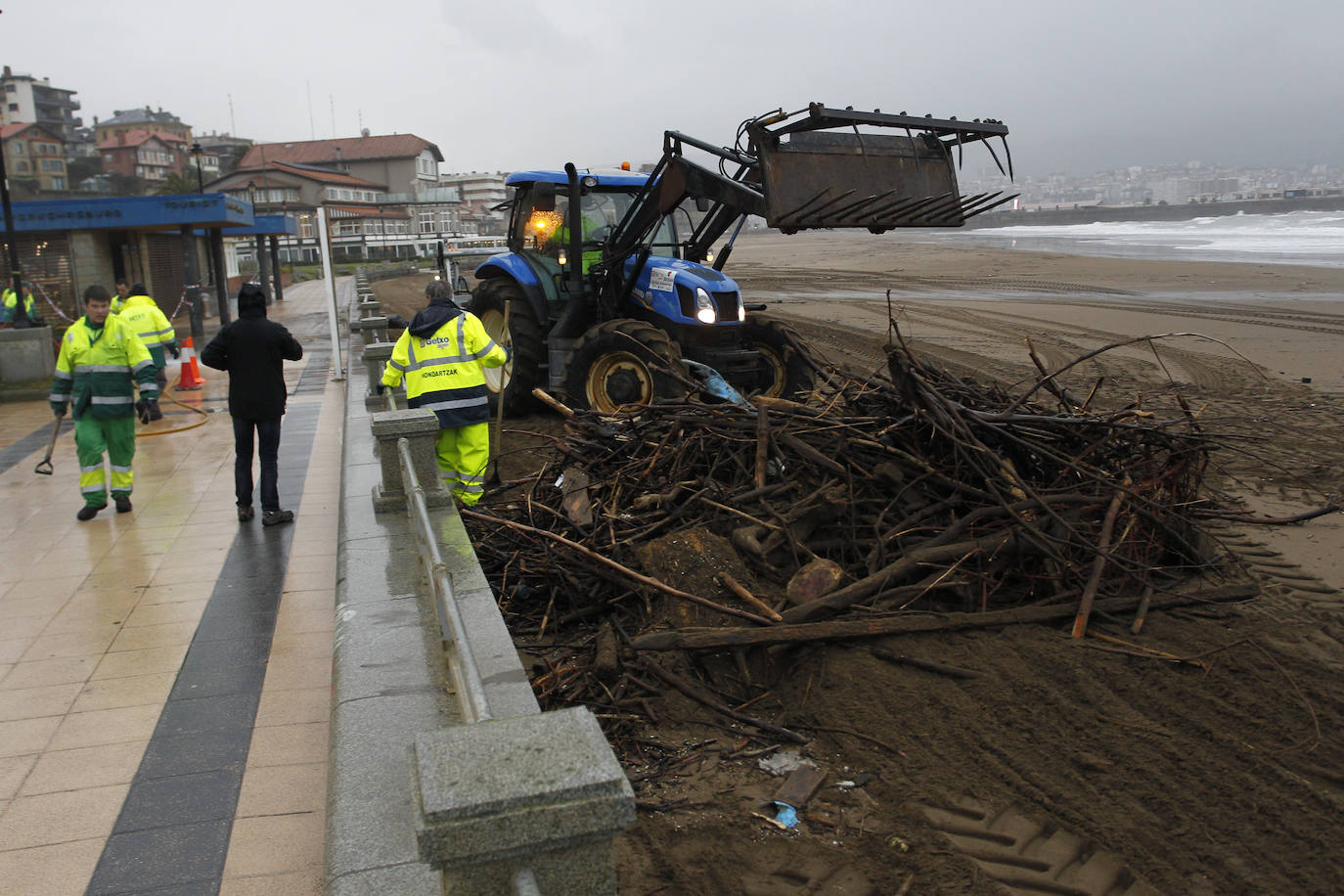 Desperfectos en el paseo de la Playa de Ereaga a causa del temporal de olas, este martes.