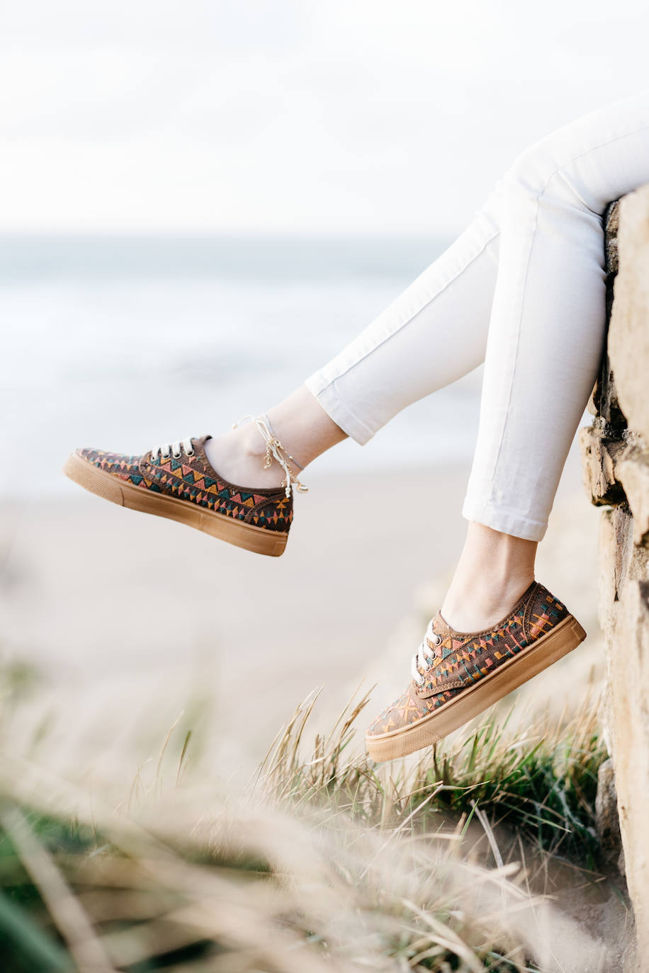 Fotos: Las zapatillas vascas que pisan fuerte: están hechas de botellas de plástico y algodón reciclado