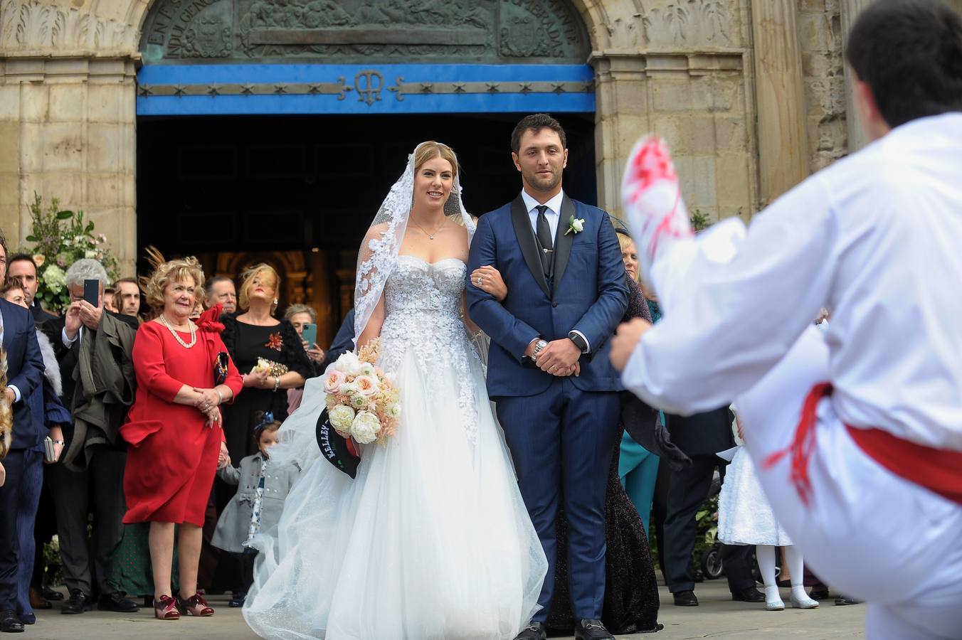 La mediática pareja se casó en la Basílica de Begoña de Bilbao el pasado 13 de diciembre y más tarde lo celebraron en el Hotel Carlton en la más estricta intimidad, junto sus 80 invitados. La novia eligió un vestido de corte princesa, con voluminosa falda de tul y un cuerpo bustier con escote corazón. Además, llevó un velo bordado y de estilo 'capilla' como mandan las directrices más tradicionales.