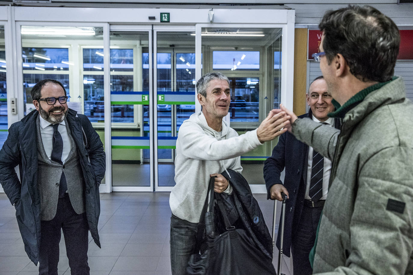 El atleta vitoriano Martín Fiz saluda a Ivan Igartua, vicerrector del campus de la UPV en Álava, en presencia de Pascal Gómez, presidente de SEA-Empresas Alavesas, y el diputado general de Álava, Ramiro González.