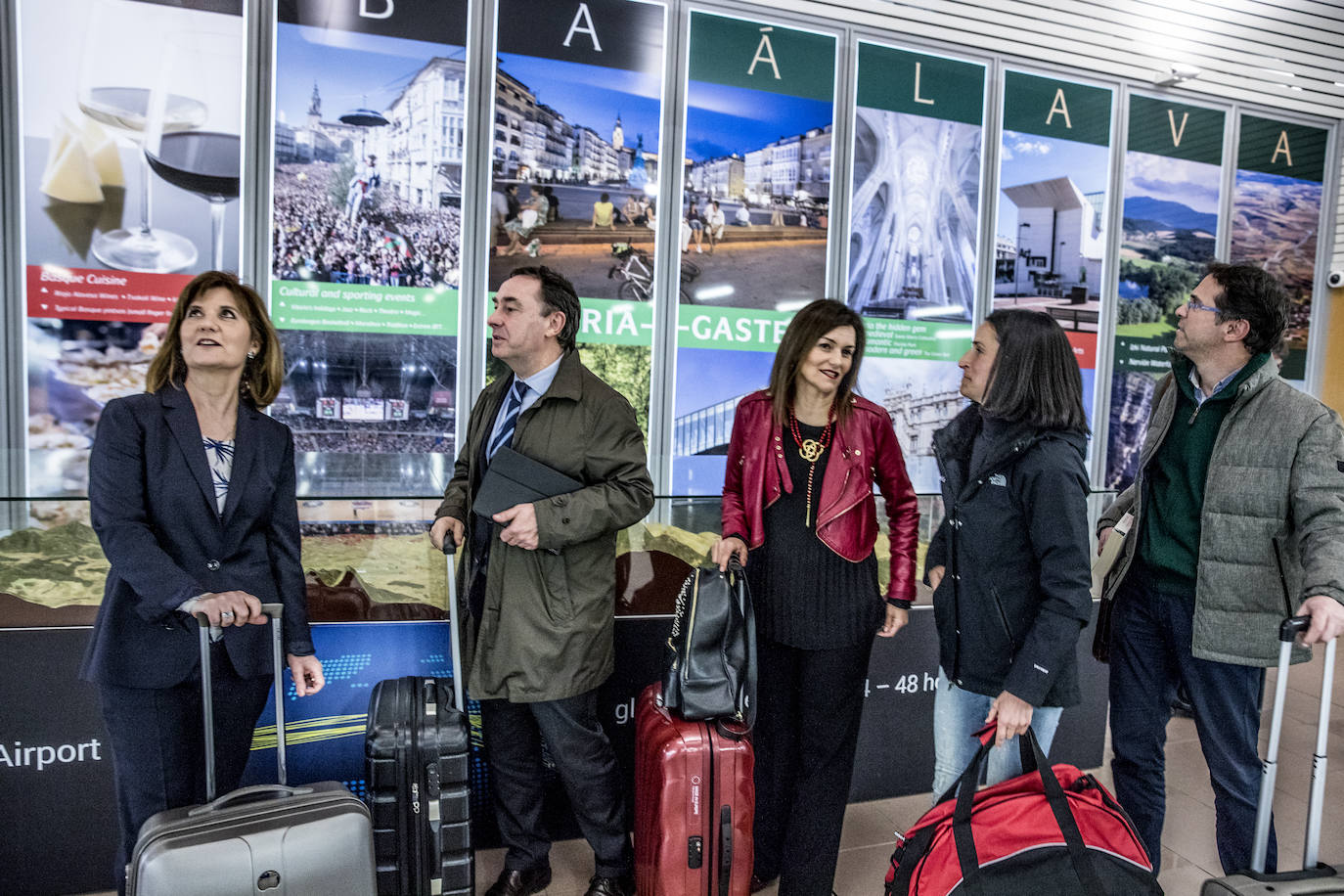 Mercedes Guerrero, Antonio Aiz, María Unceta-Barrenechea, Elena Loyo e Ivan Igartua posan frente a los carteles turísticos que adornan la terminal y dan la bienvenida a los visitantes.