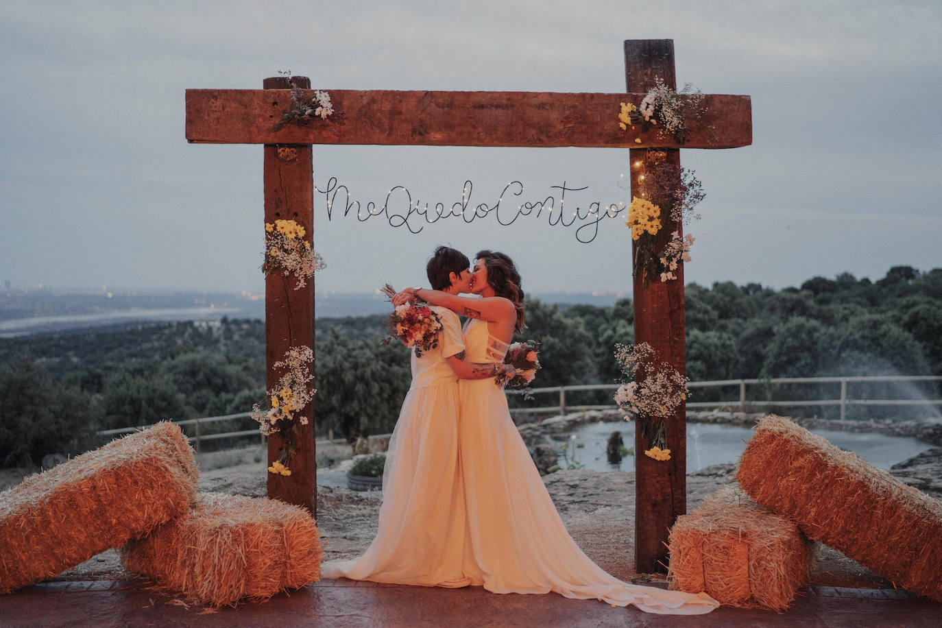 Fotos: Besos en Castro y boda en Madrid: la historia de amor de Esther y María bajo el prisma de un fotógrafo vizcaíno