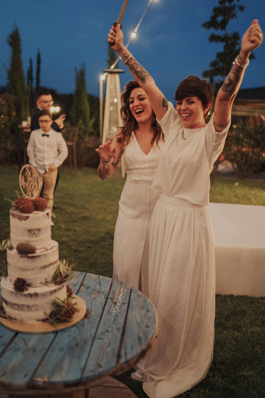 Fotos: Besos en Castro y boda en Madrid: la historia de amor de Esther y María bajo el prisma de un fotógrafo vizcaíno