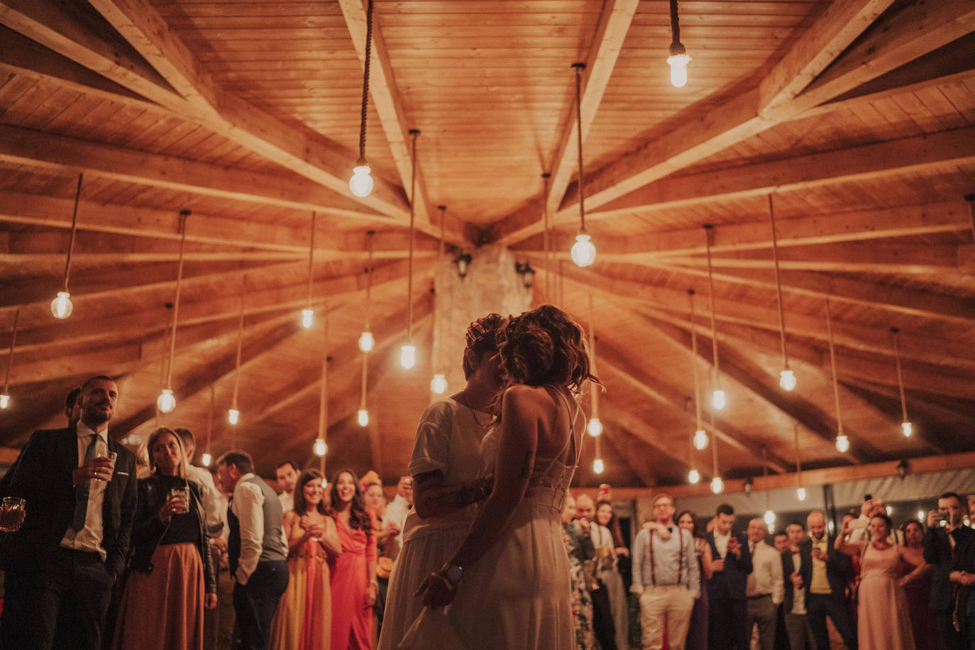 Fotos: Besos en Castro y boda en Madrid: la historia de amor de Esther y María bajo el prisma de un fotógrafo vizcaíno