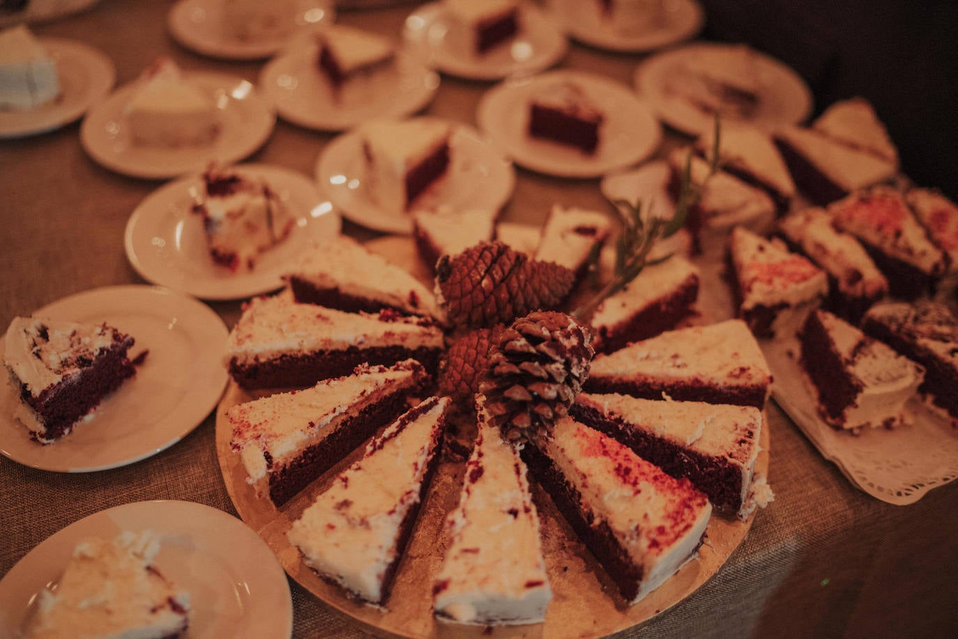 Fotos: Besos en Castro y boda en Madrid: la historia de amor de Esther y María bajo el prisma de un fotógrafo vizcaíno