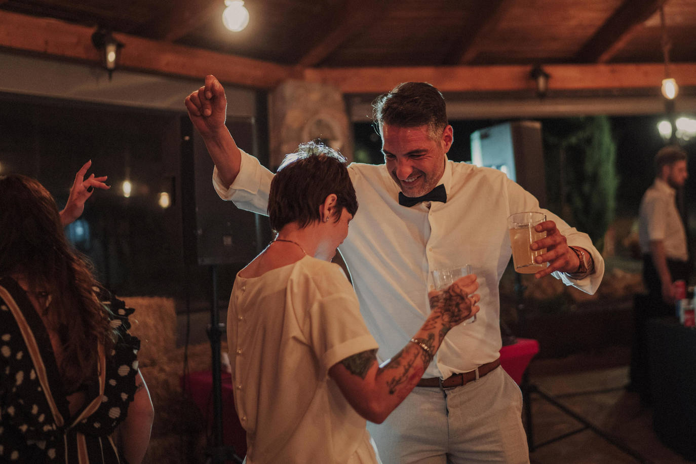 Fotos: Besos en Castro y boda en Madrid: la historia de amor de Esther y María bajo el prisma de un fotógrafo vizcaíno