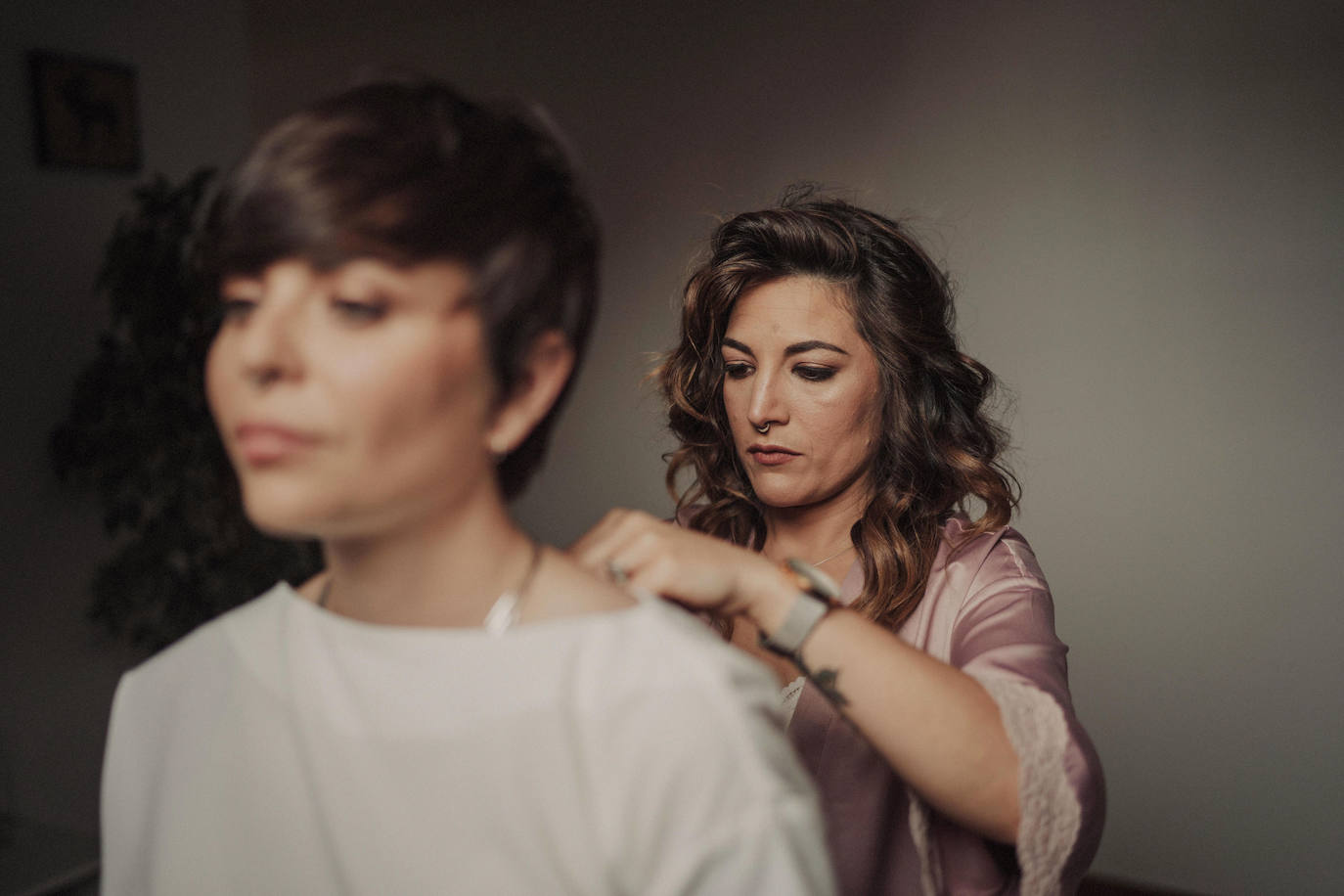 Fotos: Besos en Castro y boda en Madrid: la historia de amor de Esther y María bajo el prisma de un fotógrafo vizcaíno