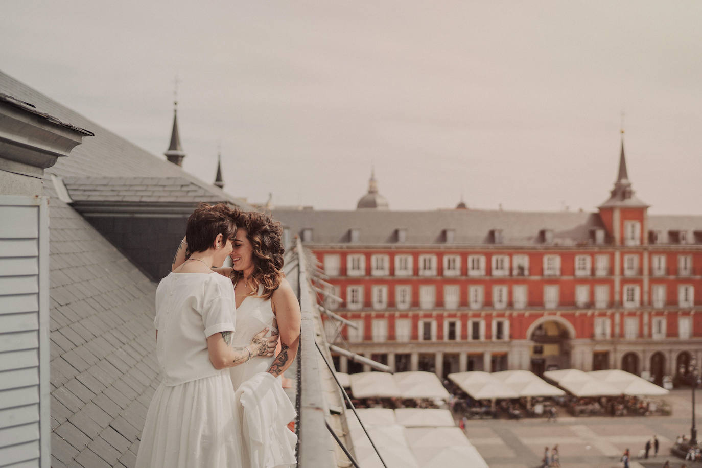 Fotos: Besos en Castro y boda en Madrid: la historia de amor de Esther y María bajo el prisma de un fotógrafo vizcaíno