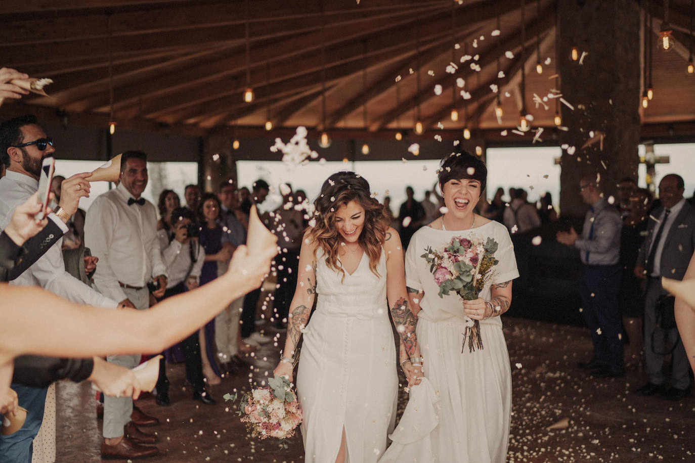 Fotos: Besos en Castro y boda en Madrid: la historia de amor de Esther y María bajo el prisma de un fotógrafo vizcaíno