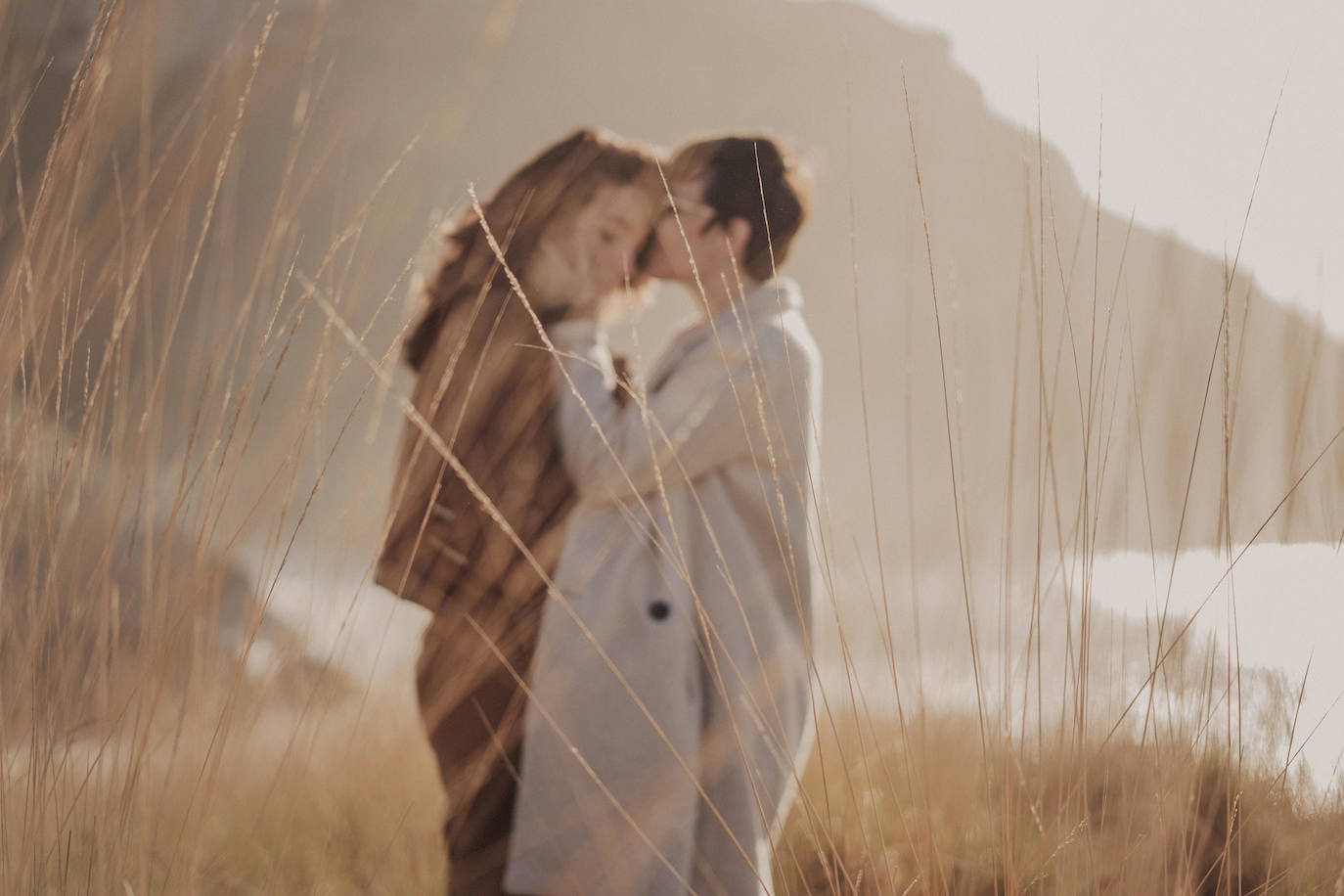 Fotos: Besos en Castro y boda en Madrid: la historia de amor de Esther y María bajo el prisma de un fotógrafo vizcaíno