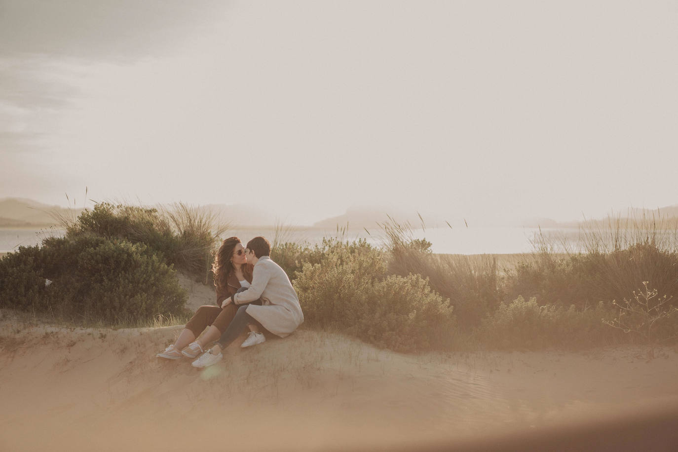 Fotos: Besos en Castro y boda en Madrid: la historia de amor de Esther y María bajo el prisma de un fotógrafo vizcaíno