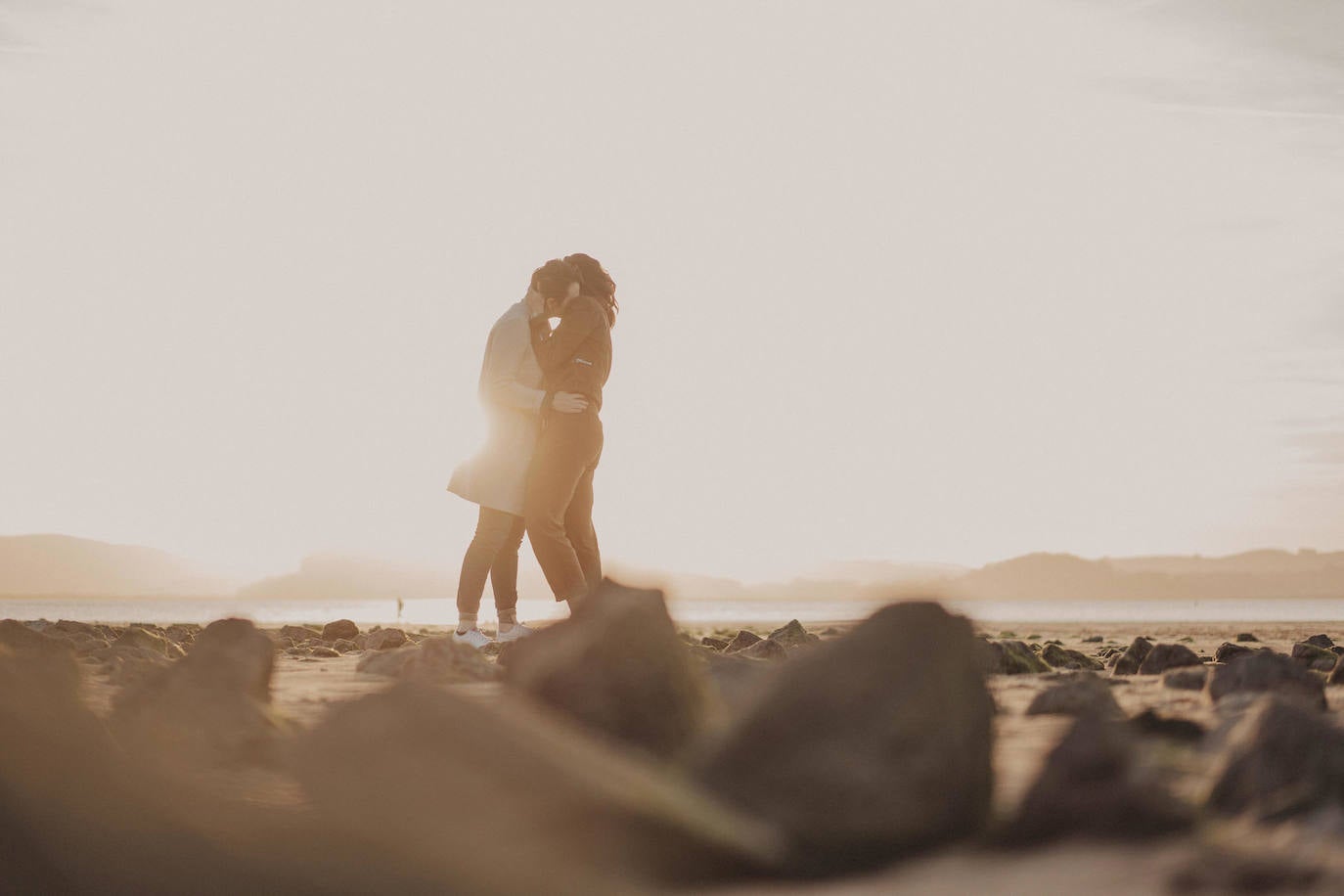 Fotos: Besos en Castro y boda en Madrid: la historia de amor de Esther y María bajo el prisma de un fotógrafo vizcaíno