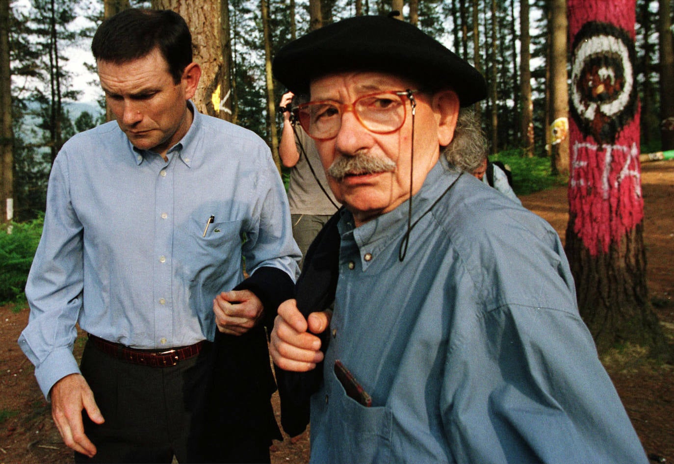 El exlehendakari Juan José Ibarretxe y Agustín Ibarrola, en una visita al 'Bosque Animado', el 21 de mayo del 2000, pocos días después de los ataques perpetrados contra la obra del artista.