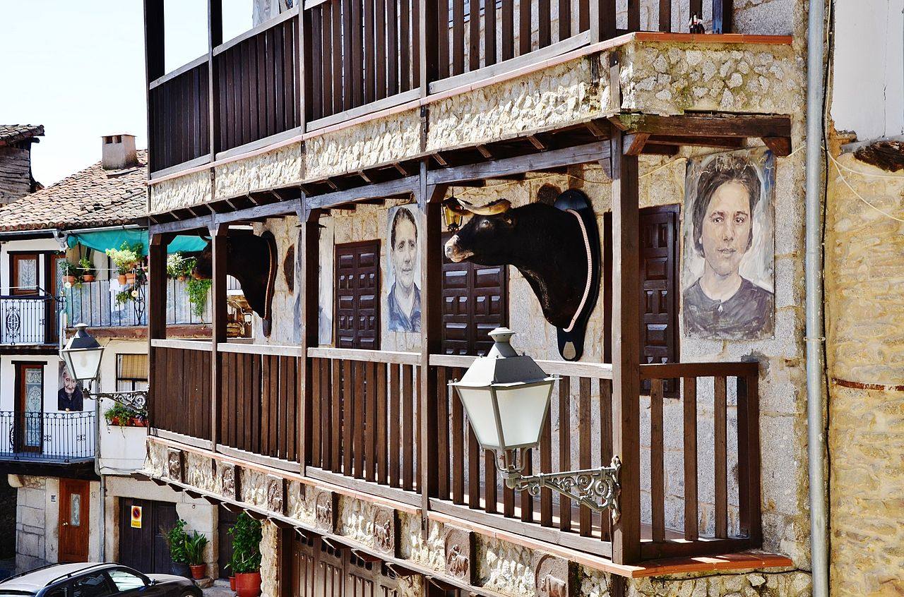 Mogarraz (Salamanca) | Uno de los pueblos más bonitos de la Sierra de Francia, que aún conserva muestras de arquitectura tradicional en sus acogedoras casas. El municipio es ideal para pasar unos días en pareja, alejados del bullicio de la ciudad y rodeados de naturaleza.