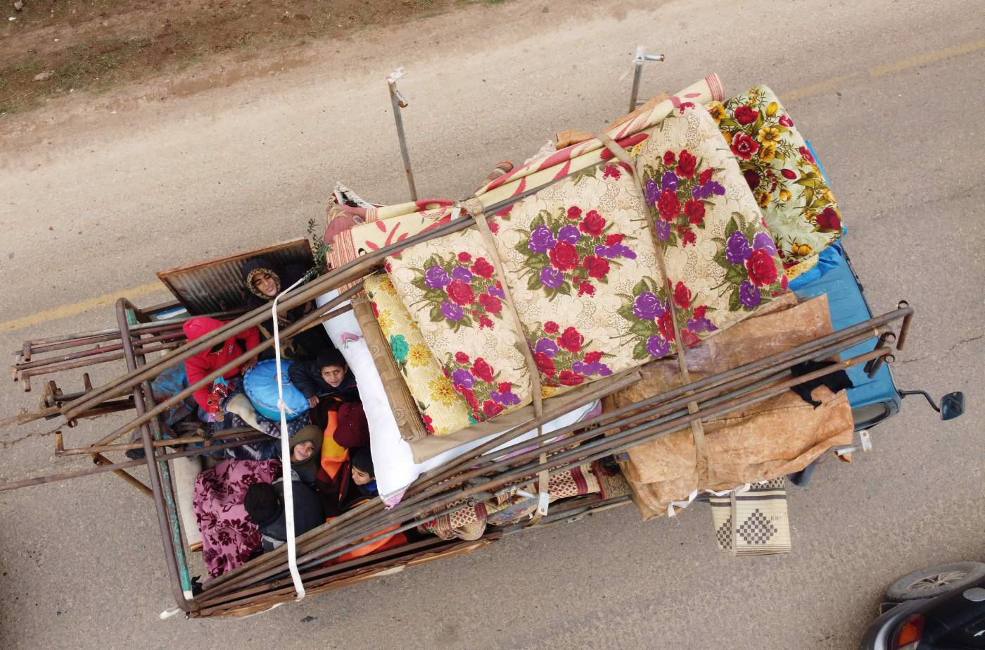 Sirios desplazados atraviesan la ciudad de Hazano en el campo del norte de Idlib,, mientras las personas huyen de una ofensiva en favor del régimen. - Una ofensiva del régimen en el último enclave rebelde sirio de Idlib ha causado una de las mayores oleadas de desplazamiento en la guerra que dura ya nueve años, con tensiones crecientes entre Ankara y Damasco. 