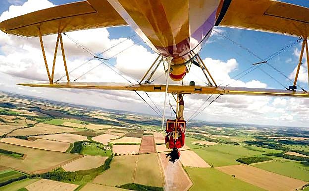 Para esta mujer, el wingwalking es como «actuar sobre un escenario sobre el cielo». 