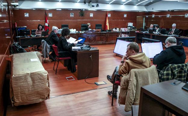 La réplica de la letrina romana realizada por Lurmen estuvo presente en el juicio, aunque no se desembaló. 