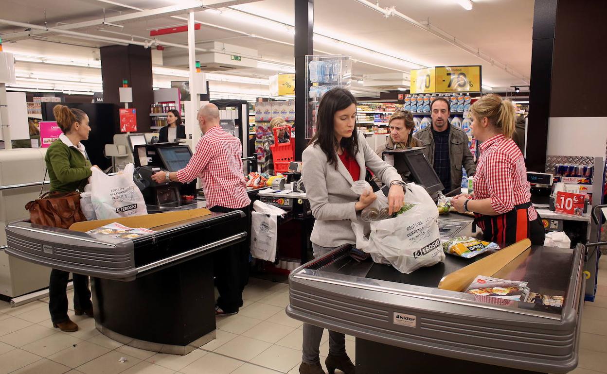 Clientes atendidos en las cajas de un supermercado vasco.