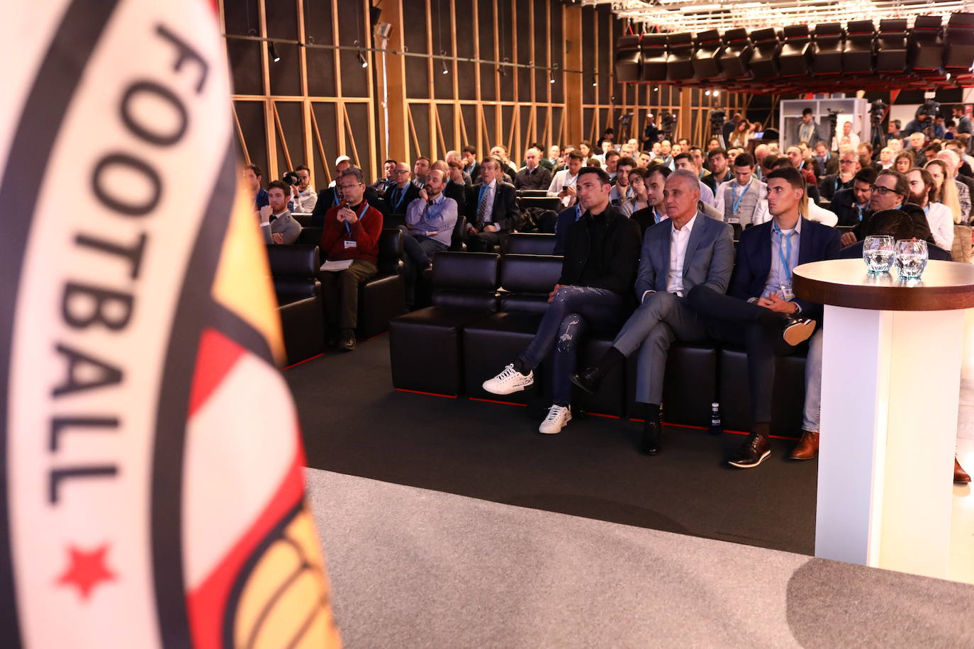 Los seleccionadores de Argentina y Brasil, Lionel Scaloni y Tité, atentos en una de las intervenciones del Bilbao Football Summit 2020.