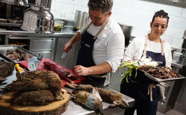 Álvaro Garrido trabaja con piezas de caza en la cocina de su restaurante, el Mina.